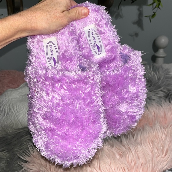 Resorts Purple Fluffy Slippers Womens 5/6 House Shoes Comfy Slip On - Picture 5 of 16